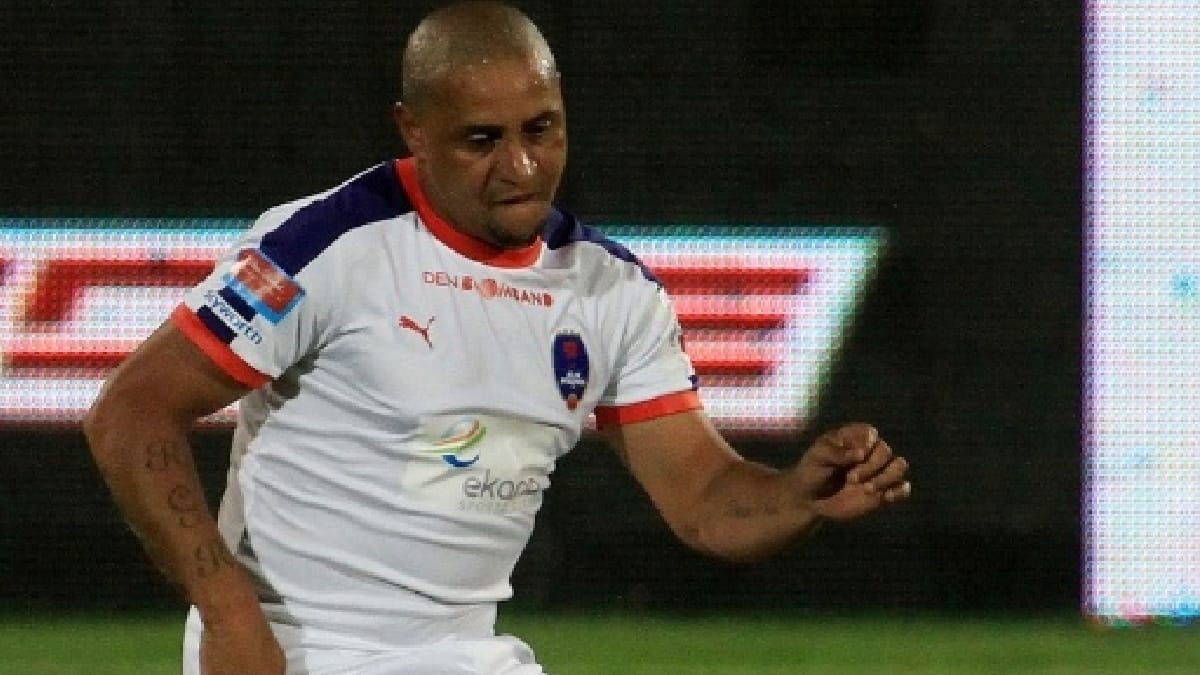Roberto Carlos pela liga indiana de futebol