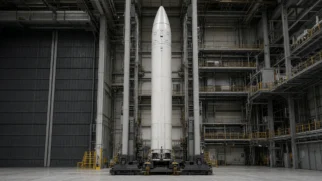 Míssil Sentinel montado na vertical em hangar industrial nos Estados Unidos