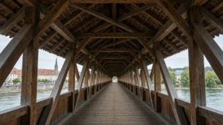Interior da ponte de madeira coberta de Bad Säckingen com vigas aparentes