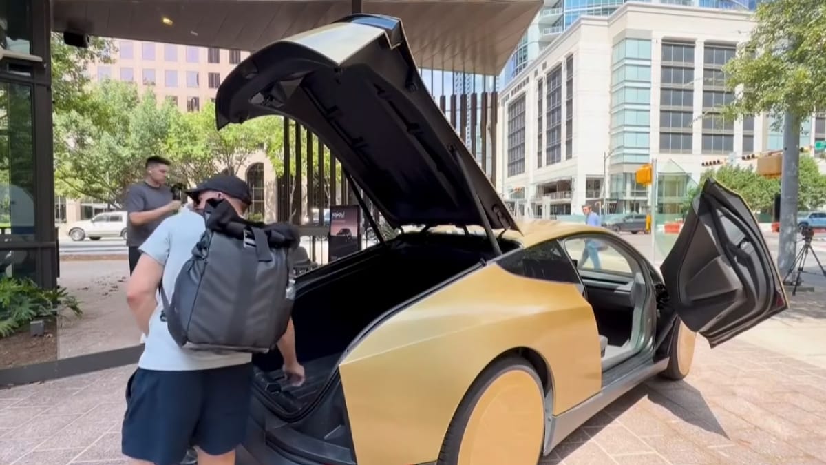 Robotáxi da Tesla utiliza câmeras e inteligência artificial para interpretar o trânsito e realizar os trajetos sozinho (Reprodução: 5NEWS/ YouTube)