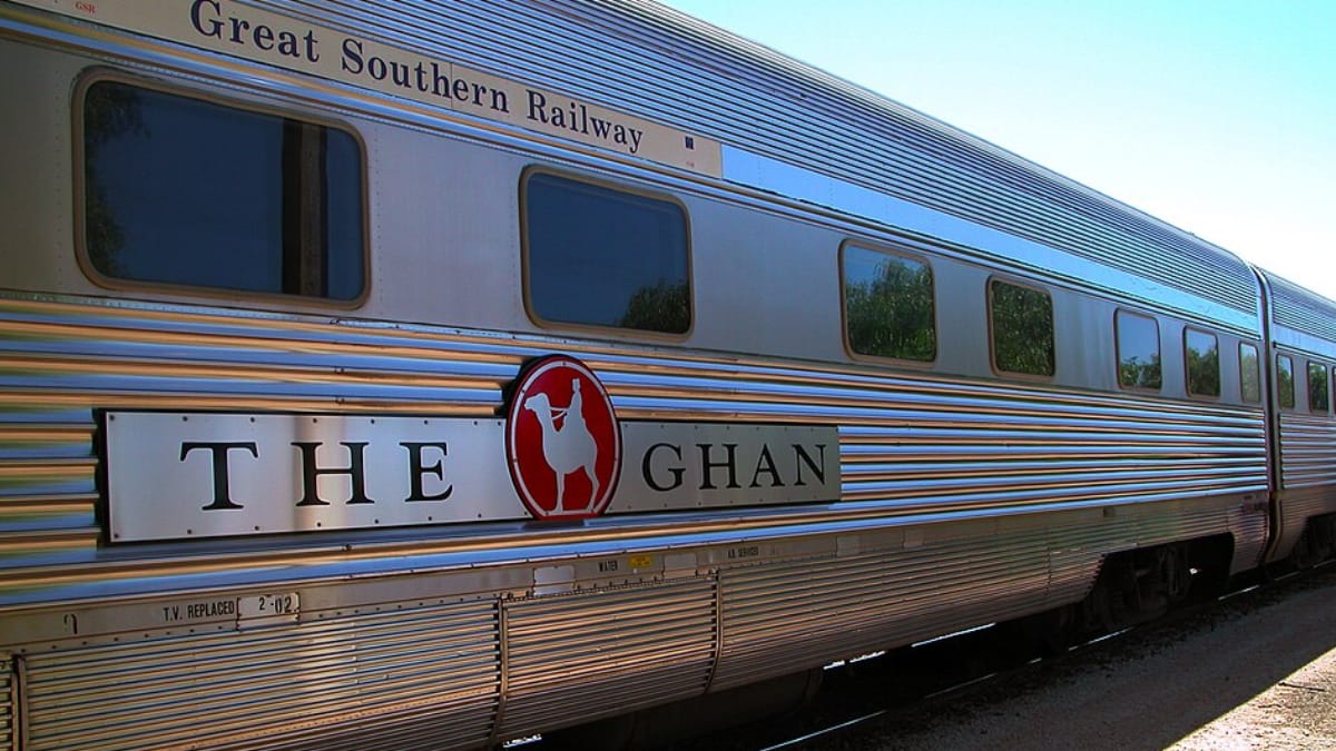 Trem Ghan cruza paisagens áridas e regiões praticamente desabitadas no coração da Austrália (Foto: Beau Wade/ Wikimedia Commons)
