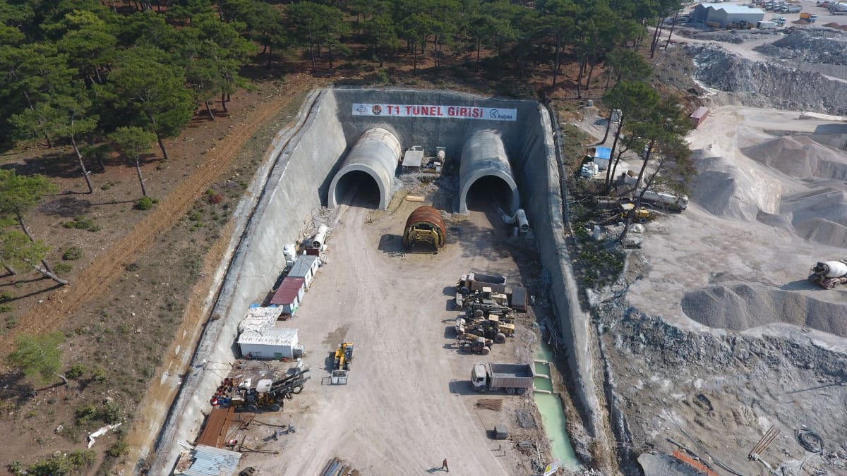 Disco de corte da tuneladora utiliza ferramentas resistentes para fragmentar a rocha durante o avanço pelo subsolo (Foto: Sururi Ballıdağ Director/ Pexels)