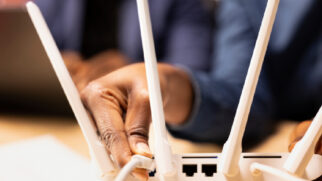 Papel-alumínio atrás do roteador pode ajudar a direcionar o sinal Wi-Fi para áreas específicas da casa (Foto: DC Studio/ Pexels)
