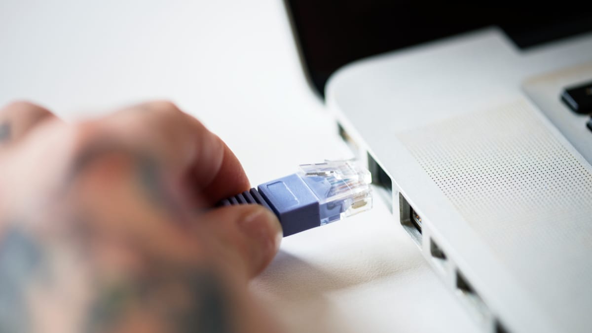 Refletor de alumínio pode redirecionar ondas de rádio do roteador para melhorar a recepção do Wi-Fi em determinados cômodos (Foto: rawpixel.com/ Pexels)