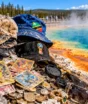 Cartas de Pokémon, centenas de chapéus e mais de 20 mil objetos: geólogos revelam o que precisaram retirar das águas termais de Yellowstone em 2026