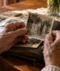 Uma cidade começou a procurar moradores com mais de 90 anos para registrar lembranças e histórias de família que podem desaparecer com o tempo