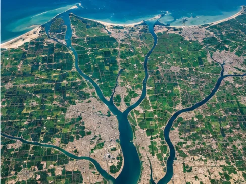 Vista aérea ilustrativa do delta do Rio Nilo, com braços fluviais, extensas áreas agrícolas, cidades e o encontro das águas com o Mar Mediterrâneo.