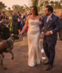 ‘Reconheceu o pai na hora’: durante lua de mel na Bahia, casal conhece cão de rua, perde o animal de vista e o adota após reencontro inesperado 