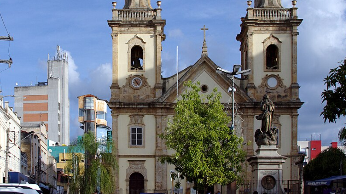 Fachada da Basílica Velha reúne detalhes construídos em diferentes momentos do século XIX (Foto: José Luiz / Agência Brasil)