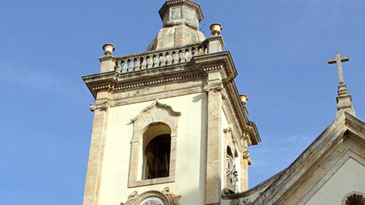 Uma das torres da Basílica Velha foi concluída antes da nave e de outras partes do interior (Foto: José Luiz Bernardes Ribeiro / Wikimedia Commons)