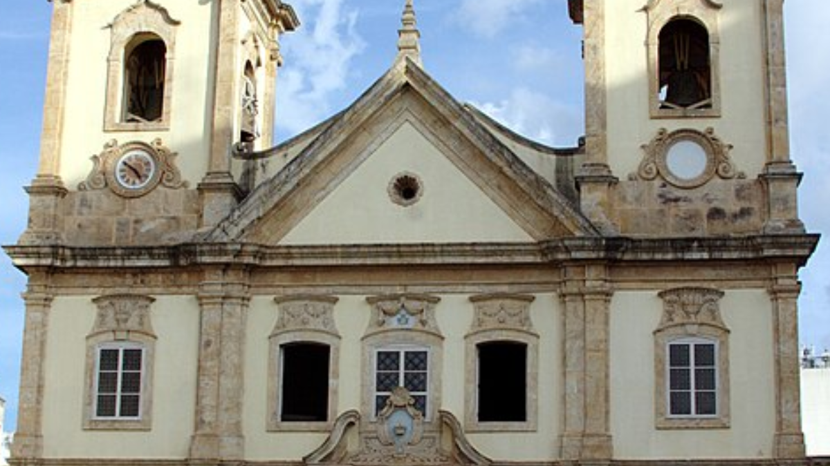 Relógio instalado na torre da Basílica Velha chegou ao templo no início do século XX (Foto: José Luiz Bernardes Ribeiro / Wikimedia Commons)