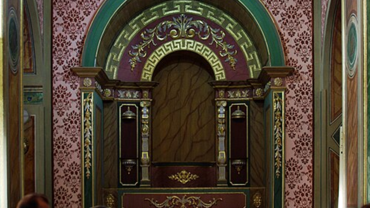 Altares e imagens religiosas preservadas no interior ajudam a revelar diferentes períodos da história da Basílica Velha (Foto: José Luiz Bernardes Ribeiro / Wikimedia Commons)