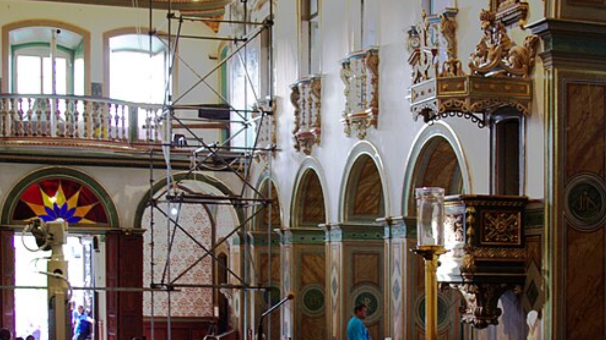 Púlpitos de madeira ornamentados ocupam as laterais da nave central da Basílica Velha (Foto: José Luiz Bernardes Ribeiro / Wikimedia Commons)
