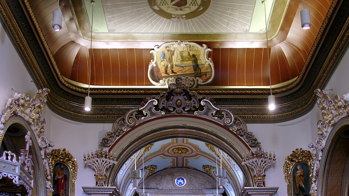 Letras e monogramas marianos aparecem incorporados à decoração interna da Basílica Velha (Foto: José Luiz Bernardes Ribeiro / Wikimedia Commons)