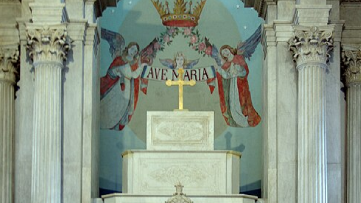 Altar de mármore de Carrara revela a influência europeia presente no interior do templo (Foto: José Luiz Bernardes Ribeiro / Wikimedia Commons)