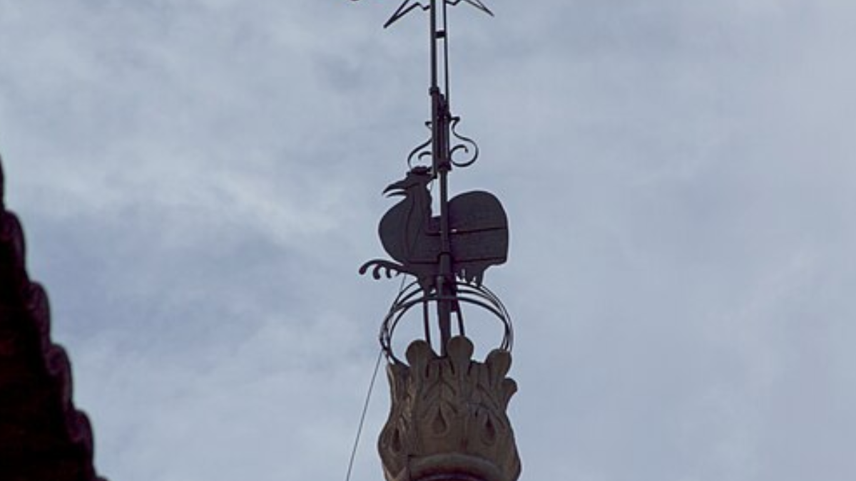 Galo instalado no alto da torre simboliza o despertar para a fé na ornamentação da Basílica Velha (Foto: José Luiz Bernardes Ribeiro / Wikimedia Commons)