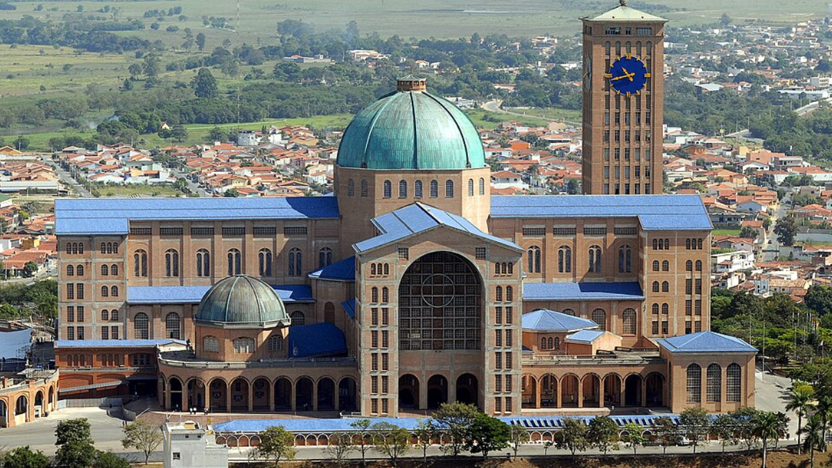 Fachada da Basílica Velha reúne detalhes construídos em diferentes momentos do século XIX (Foto: Valter Campanato / Agência Brasil)