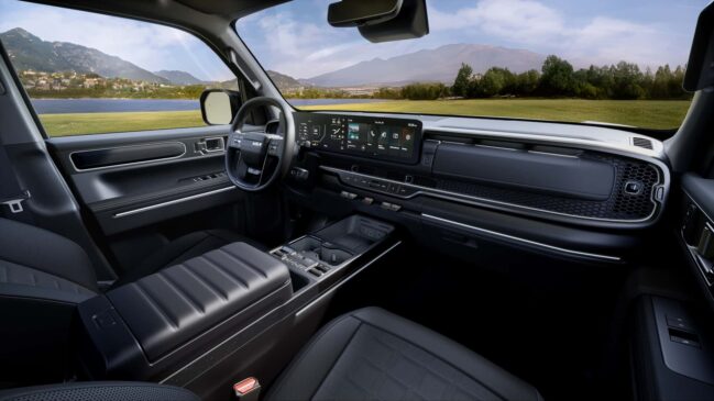 A cabine une tela de instrumentos digital (12,3”), central multimídia com Android Auto e Apple CarPlay sem fio (12,3”) e visor exclusivo de 5” para a climatização / Divulgação