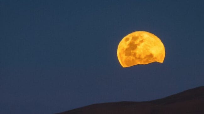 A Lua aparece alaranjada ao nascer no horizonte de Aguascalientes, no México. (Foto: Luis Alvaz – Wikimedia Commons; CC BY-SA 4.0)