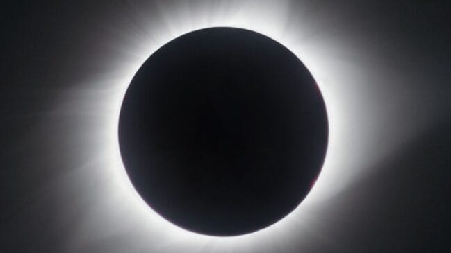 A coroa do Sol, normalmente ofuscada pelo brilho da estrela, fica visível durante a breve fase de totalidade. (Foto: Reprodução)