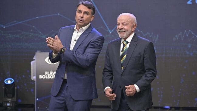 Lula e Flávio Bolsonaro aparecem juntos em debate político. (Foto: Divulgação)