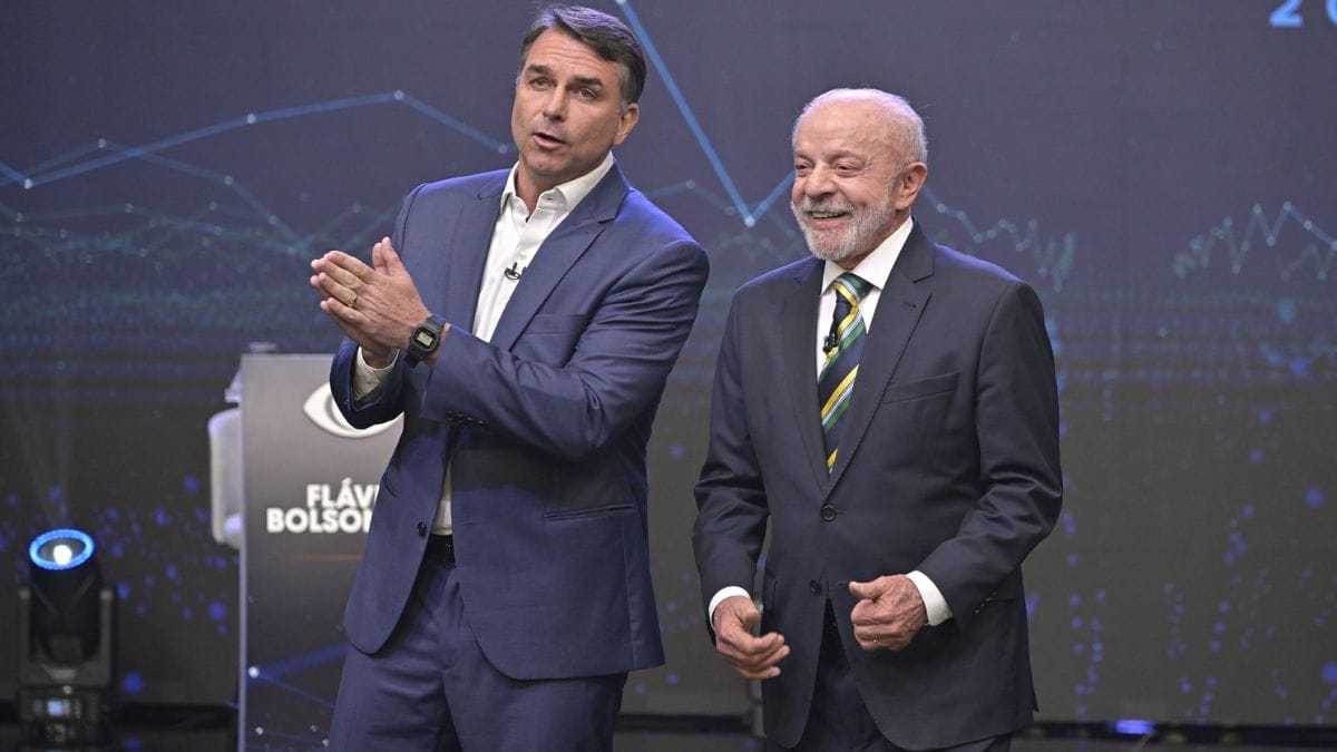 Lula e Flávio Bolsonaro aparecem juntos em debate político. (Foto: Divulgação)