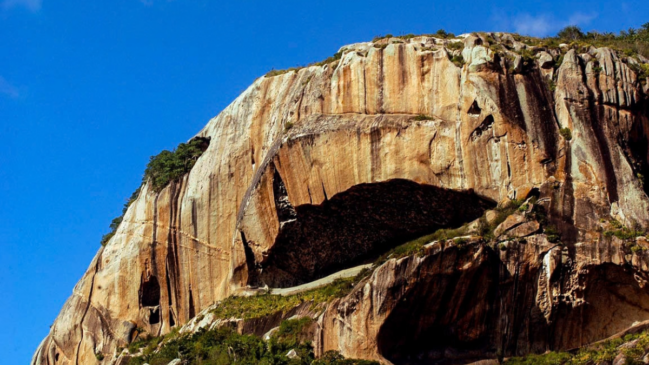 Pedra da Boca, em Araruna, chama atenção pela grande cavidade na rocha que lembra uma boca aberta (Crédito: Augusto Pessoa – Wikimedia Commons)