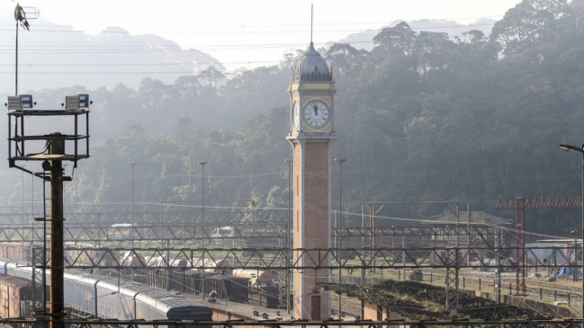 A vila ferroviária de Paranapiacaba conserva construções históricas que ajudam a contar a expansão das ferrovias paulistas no século XIX (Foto: Tiagochico – Wikimedia Commons)