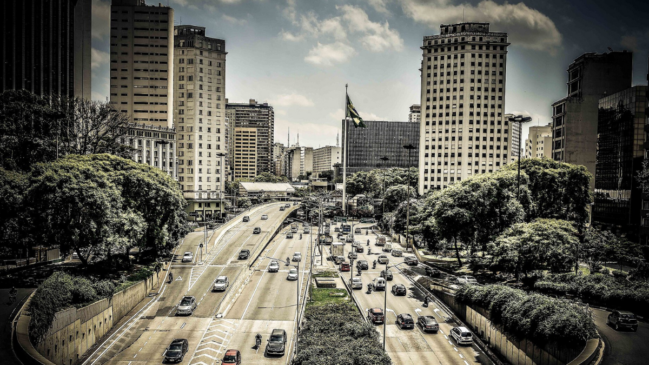 Viaduto do Chá atravessa o Vale do Anhangabaú e integra a paisagem histórica da capital paulista (Foto: Luiz Carlos Fernandes Melo Junior – Wikimedia Commons)