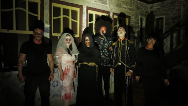 Personagens assustadores recebem visitantes durante a experiência Lendas da Serra, que transforma o Parque Caminhos do Mar em cenário de terror no Halloween (Foto: Reprodução/Parque Caminhos do Mar)