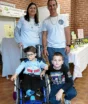 Aos 10 anos, menino ajuda a alimentar o irmão com doença genética rara e conta que quer aprender a participar de outros cuidados na rotina da família