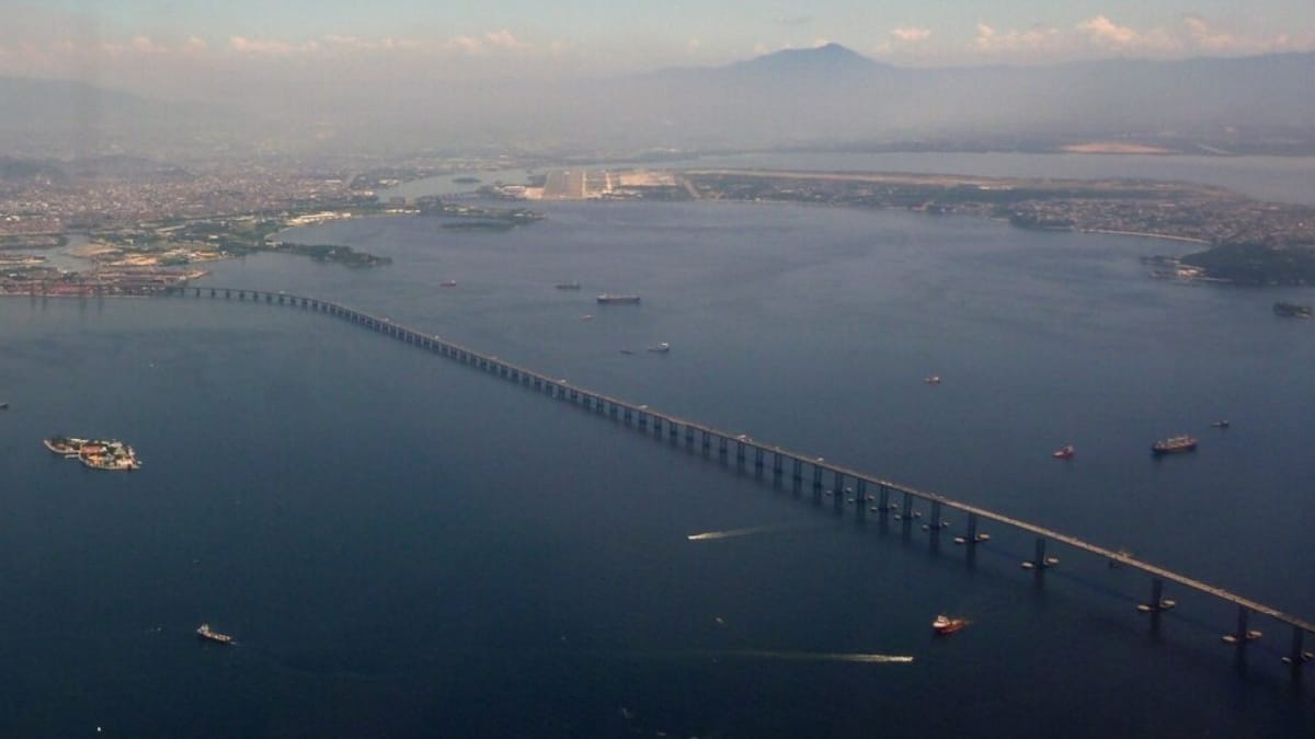 Com mais de 13 quilômetros de extensão, a ponte está entre as maiores estruturas rodoviárias do Brasil (Foto: A. Duarte/ Wikimedia Commons)
