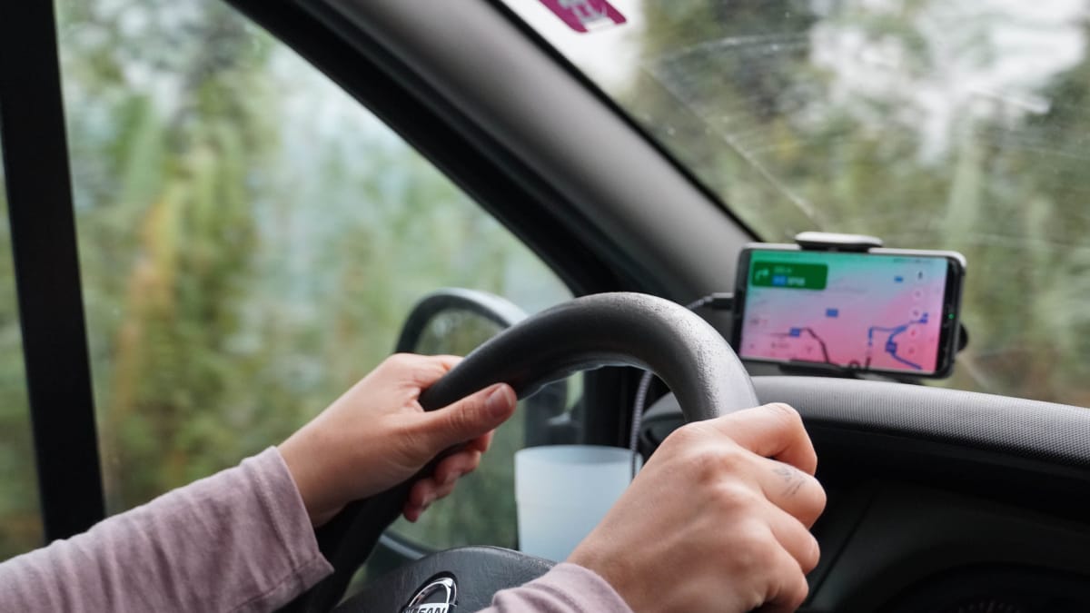 Celular Android pode funcionar como câmera veicular com ajuda de aplicativo que grava vídeos e registra data, horário e localização (Foto: Alpha Eko/ Pexels)
