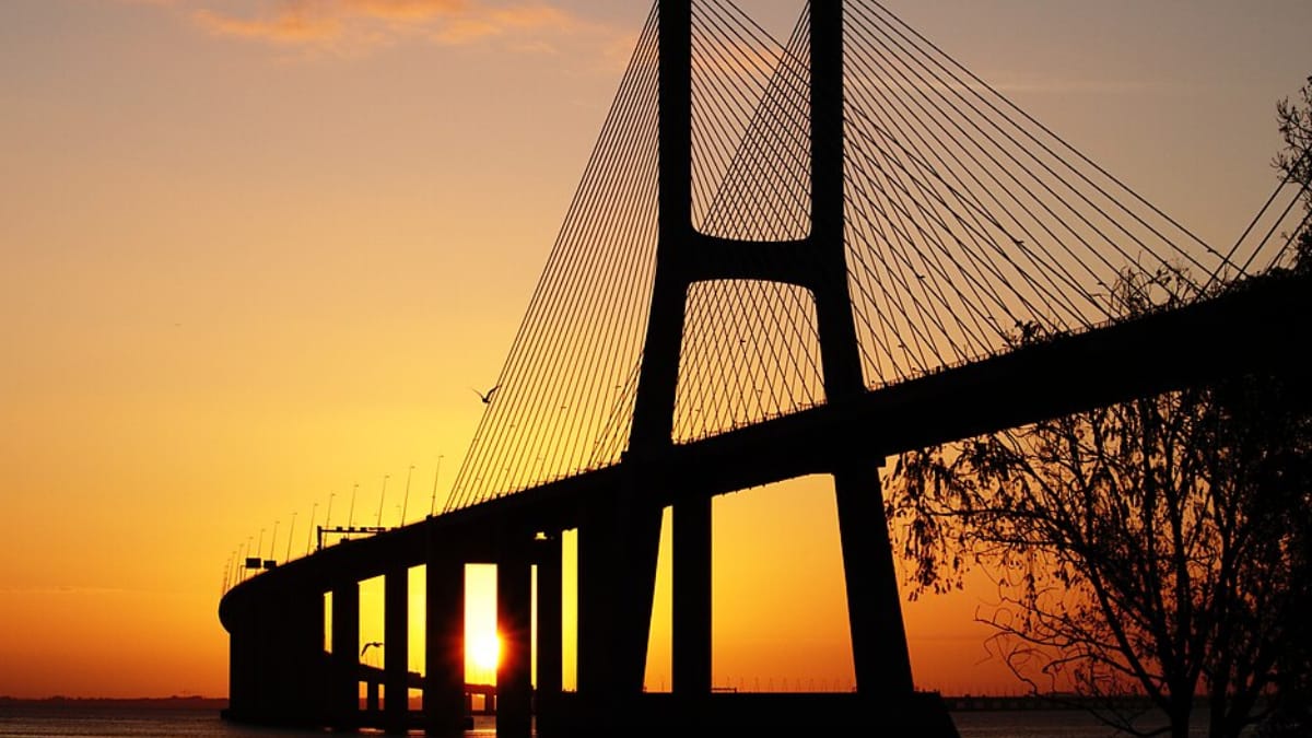 A Ponte Vasco da Gama liga as margens do rio Tejo e ajuda a distribuir o trânsito na região metropolitana de Lisboa (Foto: André B. Matos/ Wikimedia Commons)