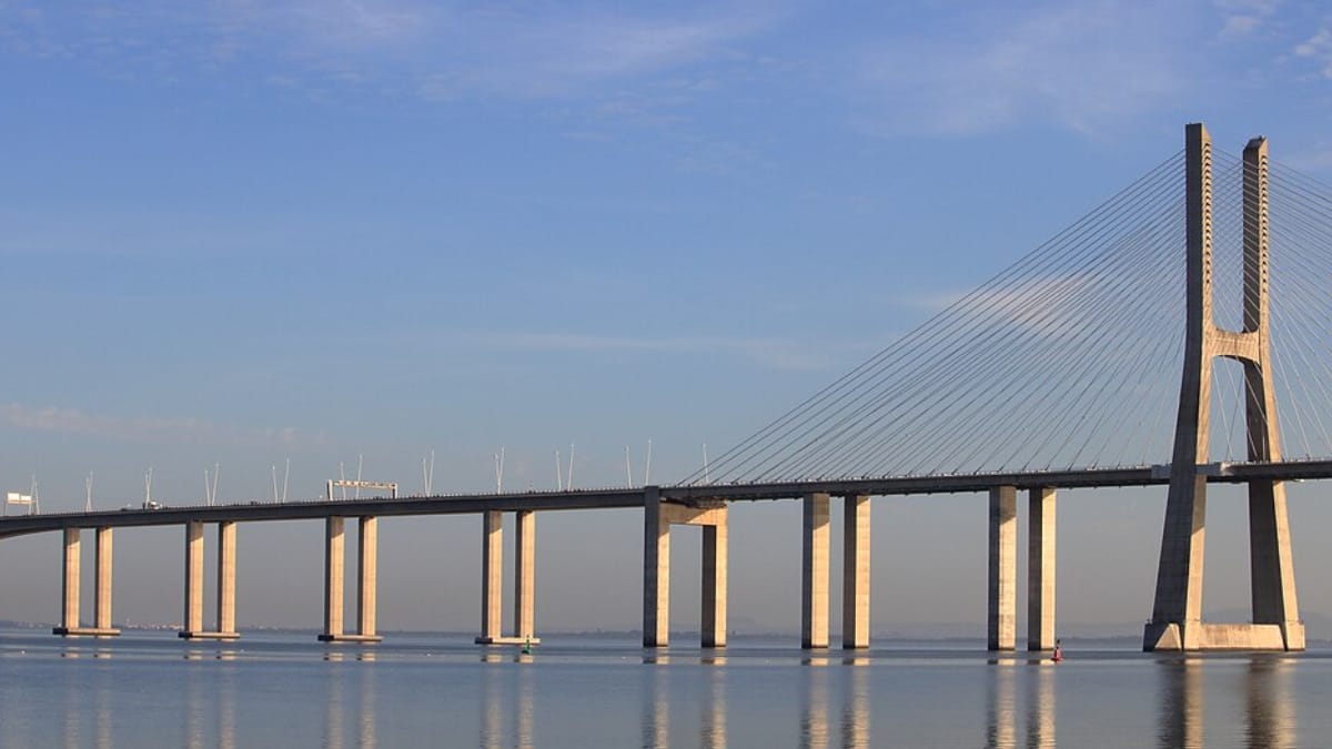 Com mais de 17 quilômetros, a Ponte Vasco da Gama chamou a atenção da Europa por sua dimensão quando foi inaugurada (Foto: André B. Matos/ Wikimedia Commons)
