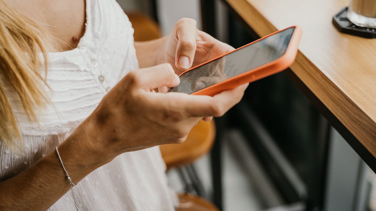 Usuário pode esconder prévias de mensagens no Android e no iPhone (Foto: Anna Tarazevich/ Pexels)
