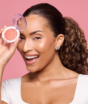 Nina Make Up aposta em blush com fórmula 2 em 1 para garantir maquiagem com acabamento luminoso e sofisticado