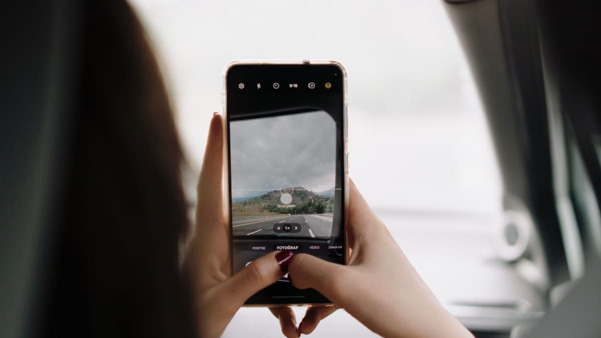 Smartphone sem uso pode ser reaproveitado como câmera automotiva sem a necessidade de comprar um equipamento específico (Foto: Berna/ Pexels)