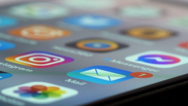 Notificações de mensagens podem aparecer na tela bloqueada do celular (Foto: Brett Jordan/ Pexels)