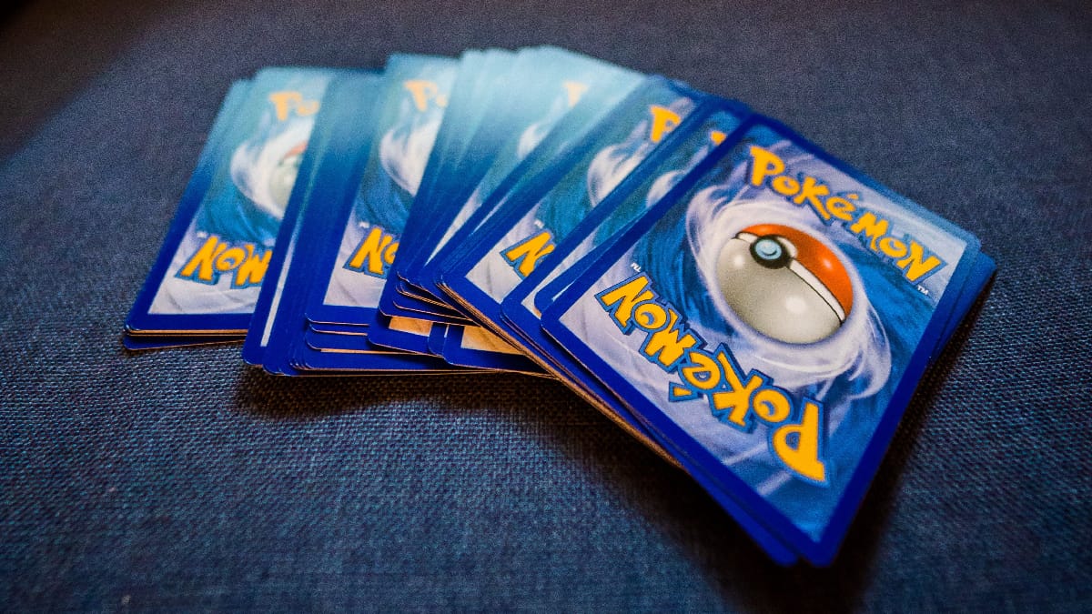 Figuras inéditas de Pokémon chegam em caixas que também incluem cartas colecionáveis e um pacote de expansão do TCG (Foto: Caleb Oquendo/ Pexels)
