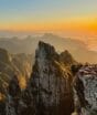 Cânion em Santa Catarina revela amanhecer cinematográfico entre paredões gigantes e neblina a 1.500 metros de altitude