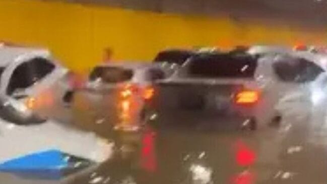 Carros e ônibus ficam submersos no túnel do Anhangabaú após temporal em SP