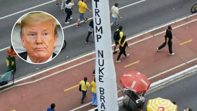 Apoiadores de Flávio Bolsonaro levam míssil inflável com pedido de ataque nuclear dos EUA ao Brasil em ato na Paulista. Foto: Reprodução/Redes sociais/Trump ( Isac Nóbrega/PR/Flickr Palácio do Planalto)