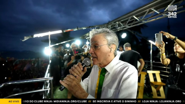Caetano relembra prisão na ditadura e defende democracia em ato pró-Lula no Rio. Foto: Reprodução/YouTube/342 Artes