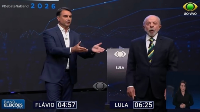 Flávio tem se posicionado atrás do presidente Luiz Inácio Lula da Silva (PT) quando o adversário fala diretamente para as câmeras. Foto: Reprodução/Band