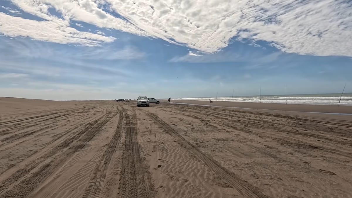 O destino argentino reúne mar, rio e áreas naturais em uma mesma região, a cerca de 22 quilômetros de Oriente (Reprodução: Correntinos x La Ruta/ YouTube)