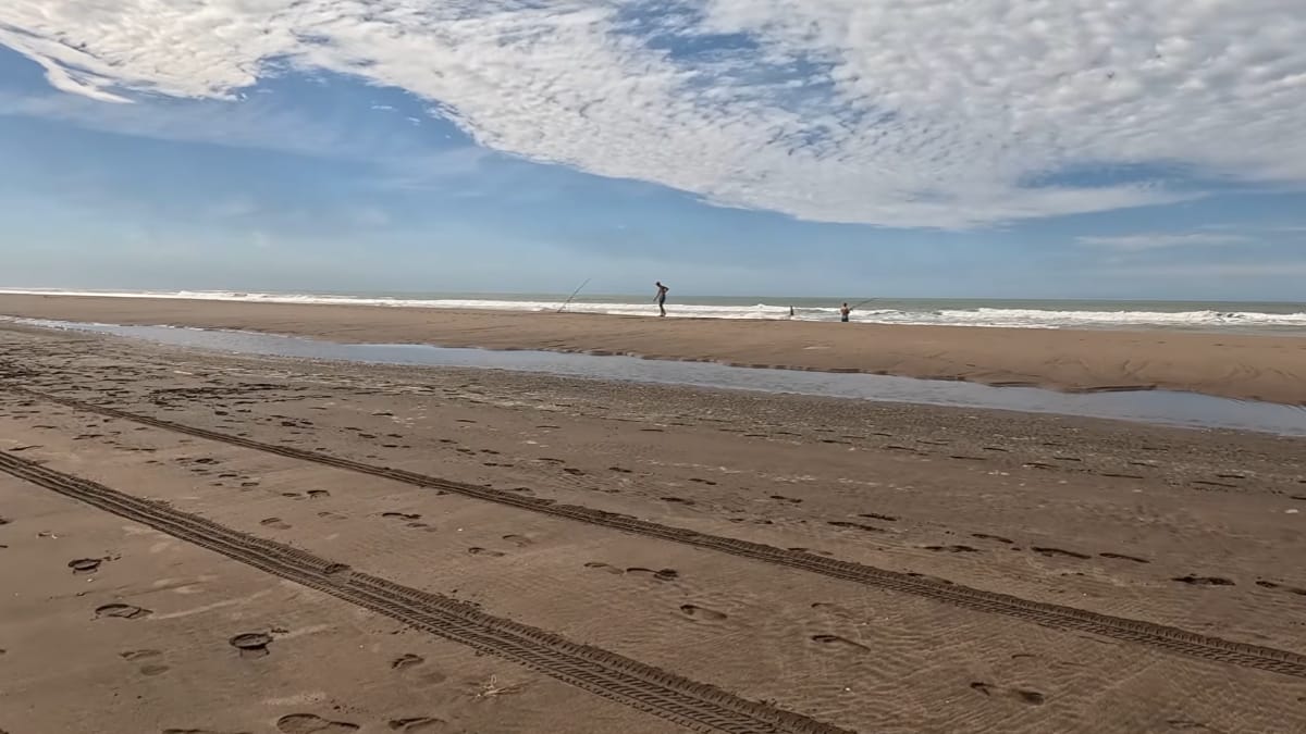 Águas calmas do rio e o mar aberto criam dois cenários diferentes no Balneário Oriente, na Argentina (Reprodução: Correntinos x La Ruta/ YouTube)