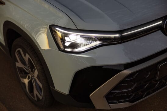 Interior tecnológico: a cabine traz o sistema VW Play Connect semiflutuante de 10,1 polegadas, ar-condicionado digital dual zone, carregador por indução e iluminação Ambient Light com dez cores / Divulgação