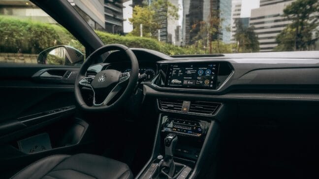 Espaço e versatilidade: o modelo oferece um amplo porta-malas de 498 litros e excelente espaço interno para os passageiros do banco traseiro, garantindo conforto em viagens e no uso urbano / Divulgação