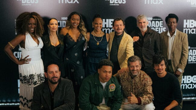 Elenco de “Cidade de Deus: A Luta Não Para” se reúne em São Paulo para a pré-estreia da segunda temporada da série (Foto: @corujuaurbano/ Instagram)